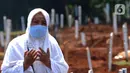 Keluarga koban Covid-19 berdoa saat pemakaman di TPU Pondok Ranggon, Jakarta Senin (7/9/2020). Petugas pemakaman mengatakan terjadi lonjakan jenazah yang terjadi dalam satu bulan lebih terakhir dengan  memakamkan lebih  30 jenazah dalam satu hari. (merdeka.com/Arie Basuki)