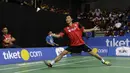 Pebulutangkis PB Djarum, Shesar Hiren mengembalikan kok kearah pebulutangkis SGS PLN Bandung, Anthony Ginting pada Kejurnas Beregu Campuran di Britama Arena, Jakarta, Kamis (20/12). Shesar berhasil mengalahkan Anthony. (Bola.com/Yoppy Renato)