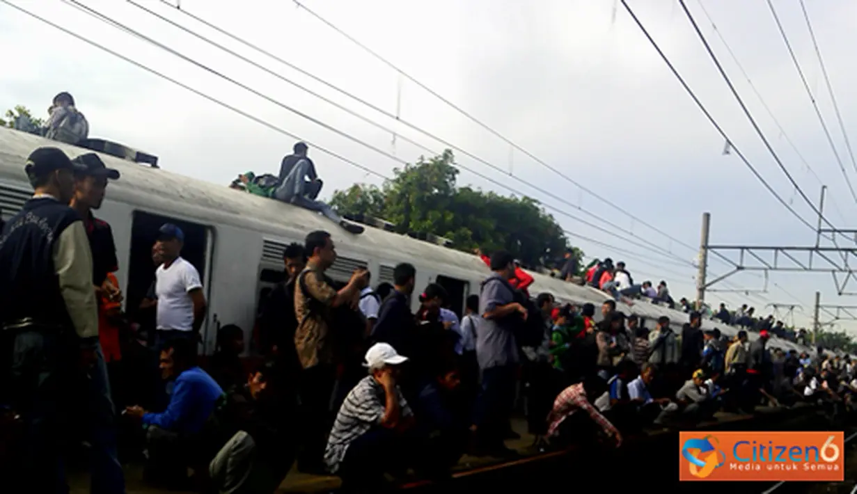 Citizen6, Bogor: Penumpukan penumpang KRL Bogor - Jakarta terjadi sejak pukul 05.00 WIB. Gangguan terjadi akibat padamnya listrik aliran atas yang membuat diberlakukannya sistem satu jalur dari stasiun UI - Tanjung Barat. (Pengirim: Made Agus)
