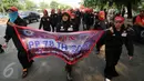 Beberapa buruh wanita membentangkan spanduk saat melakukan aksi jalan kaki menuju Tugu Proklamasi, Jakarta, Jumat (20/11/2015). Aksi ini bagian dari jalan kaki Bandung-Jakarta menolak PP 78 th 2015 tentang pengupahan. (Liputan6.com/Helmi Fithriansyah)