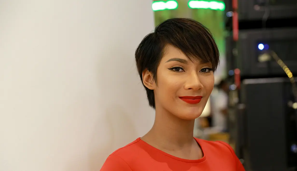 Dalam peluncuran album dengan tema Kisah Tiga Dara Tara Basro mengaku tidak memiliki pengalaman dalam dunia tarik suara. Apalagi menyanyi sambil menari, ia mengakui sangat sulit. (Galih W. Satria/Bintang.com)