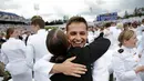 Kegemberiaan para Lulusan US Naval Academy usai upacara wisuda dan commissioning Academy di Annapolis, Maryland, (26/5). (AP Photo / Patrick Semansky)