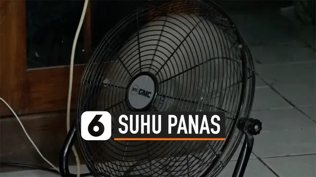 Suhu panas ekstrem melanda Jakarta. Suhu bisa mencapai 39 derajat celcius. Warga juga mengaku susah tidur akibat suhu panas. BMKG mengimbau warga mengurangi aktivitas di luar rumah dan banyak mengkonsumsi air.