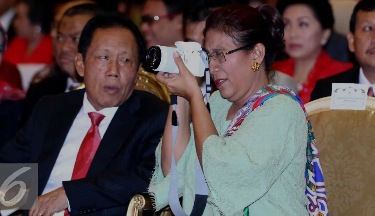 Menteri KKP, Susi Pudjiastuti dan Kepala BIN, Sutiyoso saat menghadiri penganugerahan gelar Doktor Honoris Causa bidang politik dan pemerintah untuk Ketua Umum DPP PDIP Megawati Soekarnoputri di UNPAD, Bandung, Rabu (25/5). (Liputan6.com/Gempur M Surya)