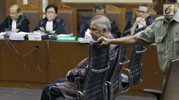 Terdakwa dugaan suap proyek PLTU Riau-1 yang juga mantan Dirut PLN, Sofyan Basir bersiap menjalani sidang lanjutan di Pengadilan Tipikor, Jakarta, Senin (23/9/2019). Sidang mendengar keterangan terdakwa. (Liputan6.com/Helmi Fithriansyah)