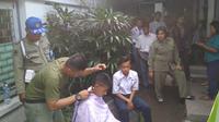 Sebanyak 23 pelajar setingkat SMP dan SMA yang membolos di warung kopi terjaring razia Satuan Polisi Pamong Praja Kota Kediri Jawa Timur. (Liputan6.com/ Dian Kurniawan)