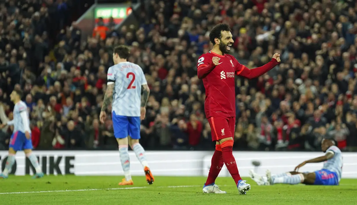 Pemain Liverpool Mohamed Salah melakukan selebrasi usai mencetak gol gawang Manchester United pada pertandingan sepak bola Liga Inggris di Stadion Anfield, Liverpool, Inggris, 19 April 2022. Liverpool menang 4-0. (AP Photo/Jon Super)