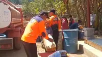 BPBD Probolinggo melakukan droping air bersih ke daerah terdampak kekeringan.