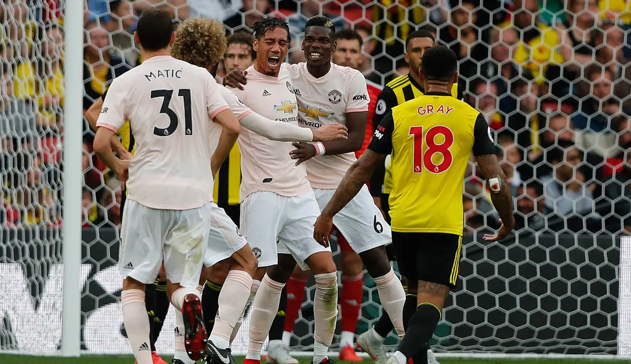 Bek Manchester United, Chris Smalling (tengah) berselebrasi usai mencetak gol ke gawang Watford pada pertandingan lanjutan Liga Inggris di stadion Vicarage Road, Inggris (15/9). MU menang tipis 2-1 atas Watford. (AP Photo/Frank Augstein)