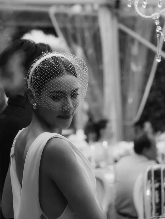 Headpiece jaring dari Dior hiasi kepala Kimberley Anne yang hadirkan pesona khas putri Bangsawan [@kimmy_kimberley]