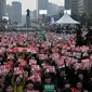 Ribuan warga Korsel membawa poster menuntut pengunduran diri Presiden Park Geun-Hye, di Gwanghwamun square, pusat Kota Seoul, Sabtu (5/11). Presiden Park didesak mundur terkait skandal korupsi yang telah melumpuhkan pemerintahannya. (Ed Jones/AFP)