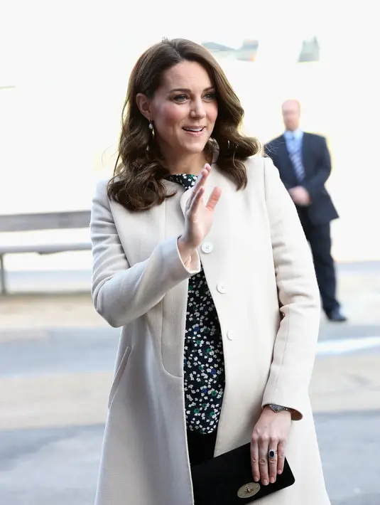 Seperti persalinan sebelumnya, Kate ditangani oleh dokter bedah ginekologi Keluarga Kerjaan Inggris, Guy Thorpe-Beeston. Ia didampingi oleh konsultan ginekologi, Alan Farthing. (AFP/Chris Jackson/POOL)