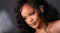 Rihanna berpose saat menghadiri pemutaran perdana film "Black Panther: Wakanda Forever" Marvel Studios di Dolby Theatre di Hollywood, California, pada 26 Oktober 2022. Hanya beberapa hari setelah mengumumkan comeback musik yang telah lama ditunggu-tunggu untuk pertama kalinya dalam lima tahun, single untuk sekuel Black Panther berjudul Lift Me Up. (AFP/Valeri Macon)