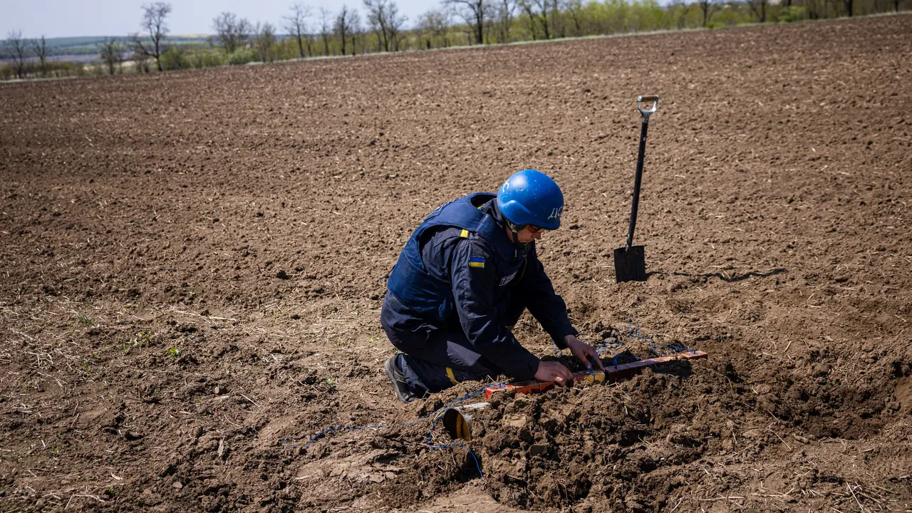 Petani Ukraina Berisiko Tewas di Ladang yang Dipenuhi Bom