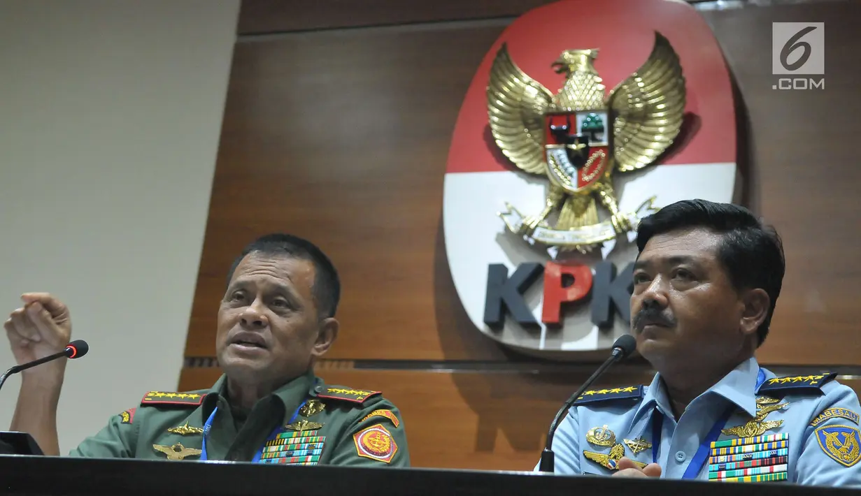 Panglima TNI Jenderal TNI Gatot Nurmantyo (kiri) bersama KSAU Marsekal TNI Hadi Tjahjanto memberikan konferensi pers kasus dugaan korupsi pembelian Helikopter Agusta Westland (AW) 101 di Gedung KPK, Jakarta, Jumat (26/5). (Liputan6.com/Helmi Afandi)