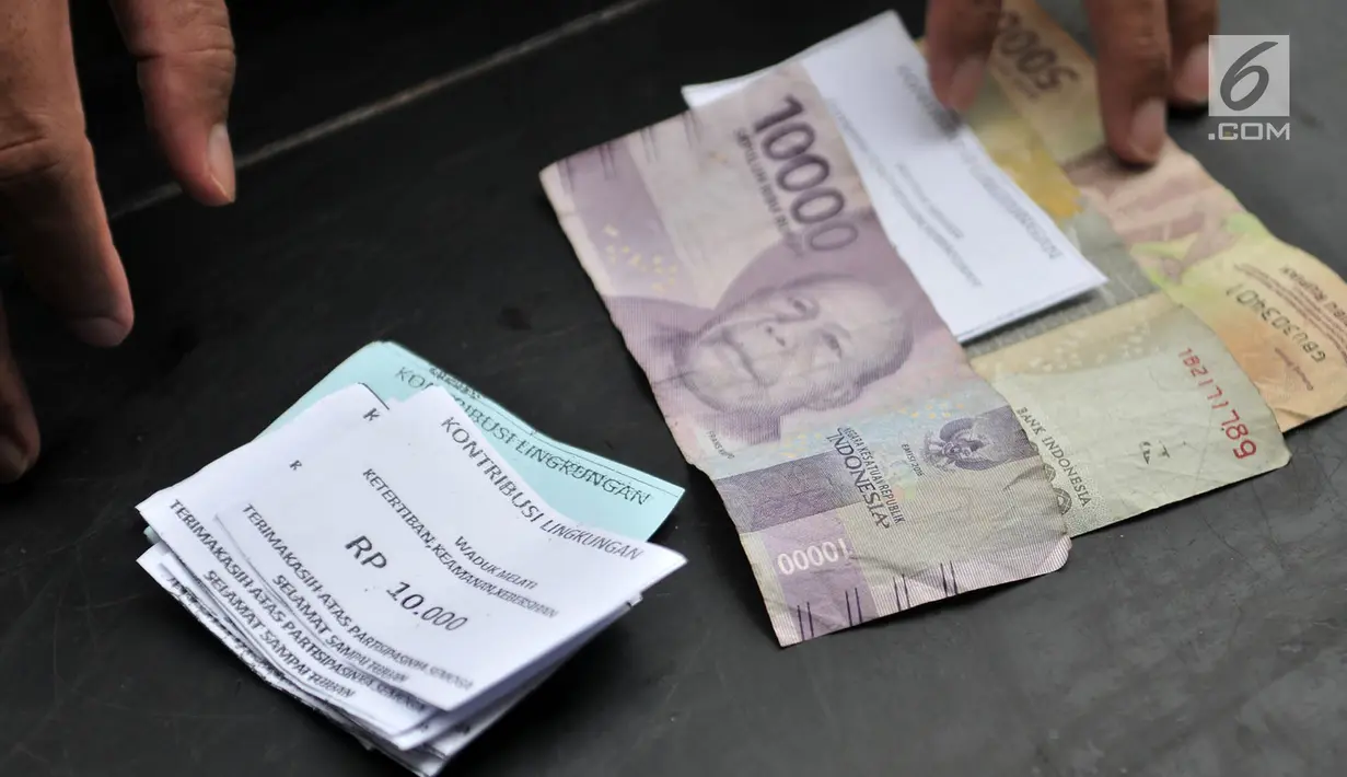 Polisi menunjukkan barang bukti saat rilis di Mapolsek Tanah Abang, Jakarta, Senin (4/6). Dalam kasus ini polisi mengamankan delapan orang tersangka beserta 78 lembar karcis retribusi, dan 130 lembar karcis parkir. (Merdeka.com/Iqbal S Nugroho)