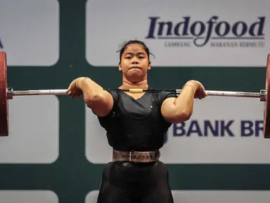 Lifter Indonesia Melinda Gusti melakukan angkatan clean and jerk pada nomor angkat besi putri 75 Kg 18th Asian Games Invitation Tournament di JiExpo, Jakarta, Senin (12/2). Melinda memperoleh emas pada nomor tersebut. (Liputan6.com/Faizal Fanani)