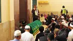 Jenazah almarhum Didi Widiatmoko alias Didi Petet sebelum disalatkan di masjid Baitul Qarim di kawasan Ciputat, Tangsel, Jumat (15/5/2015). Didi Petet meninggal di usia 58 tahun karena diduga menderita asam lambung. (Liputan6.com/Helmi Afandi)