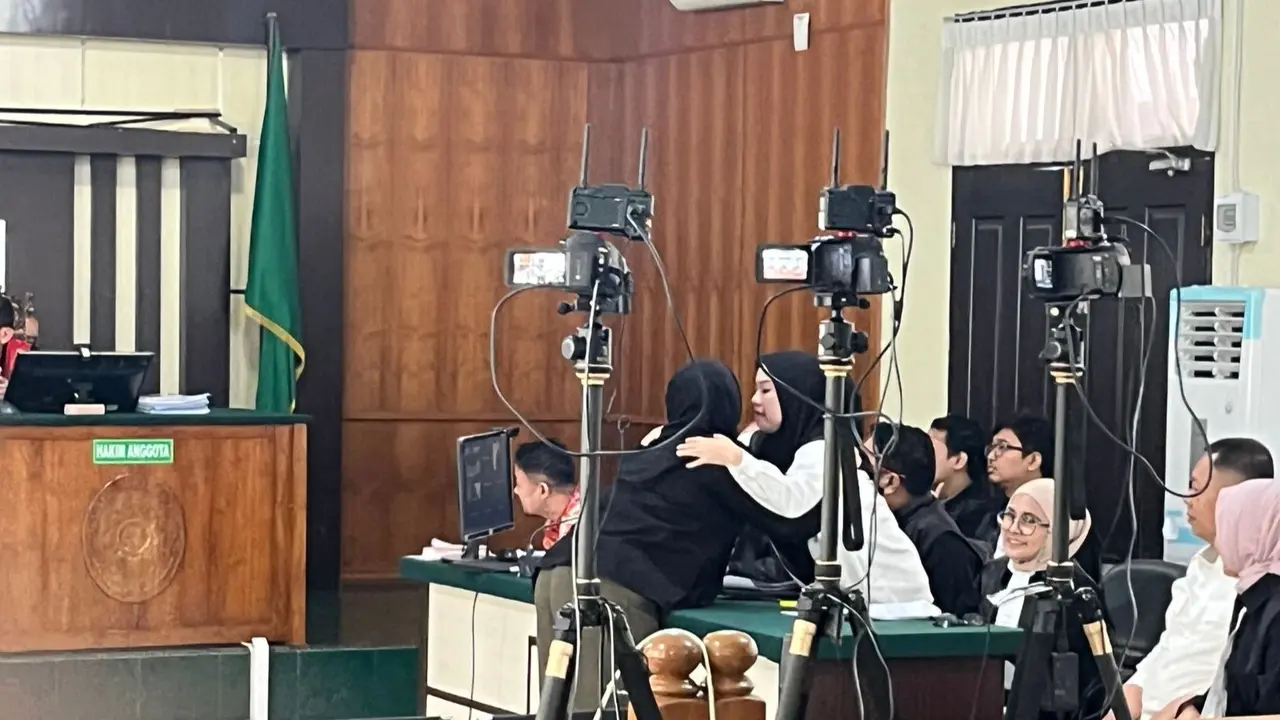 Terdakwa korupsi dan gratifikasi Novin Karmila memeluk anaknya usai bersaksi di Pengadilan Tindak Pidana Korupsi pada Pengadilan Negeri Pekanbaru.