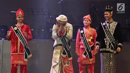 Wendra Tandribali dari DKI Jakarta menjadi juara 1 pada acara malam final Duta Muda ASEAN-Indonesia 2017 yang diselenggarakan oleh Kementerian Luar Negeri RI, di Balai Sarbini, Jakarta, Selasa (29/08). (Liputan6.com/Herman Zakharia)
