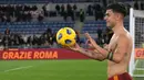 Striker Argentina, Paulo Dybala yang kini tengah menjalani musim kedua bersama AS Roma menjadi pemain terbaru yang mampu mencetak hattrick bagi klub Serigala Ibu Kota. Momen itu terjadi pada pekan ke-26 Serie A 2023/2024 saat AS Roma menang 3-2 atas Torino (26/2/2024). Bersama AS Roma hingga kini ia telah tampil dalam 63 laga di semua kompetisi dengan torehan 30 gol dan 14 assist. (AFP/Tiziana Fabi)