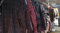 Pedagang pakaian bekas atau Cakar di Pasar Terong (Liputan6.com/Eka Hakim)