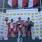 Rider Astra Honda Racing Team Herjun Atna Firdaus (tengah) kembali menjadi juara dalam race 2 kelas AP 250 ARRC Mandalika 2033, Minggu (13/8/2023). (Liputan6.com/Melinda Indrasari)