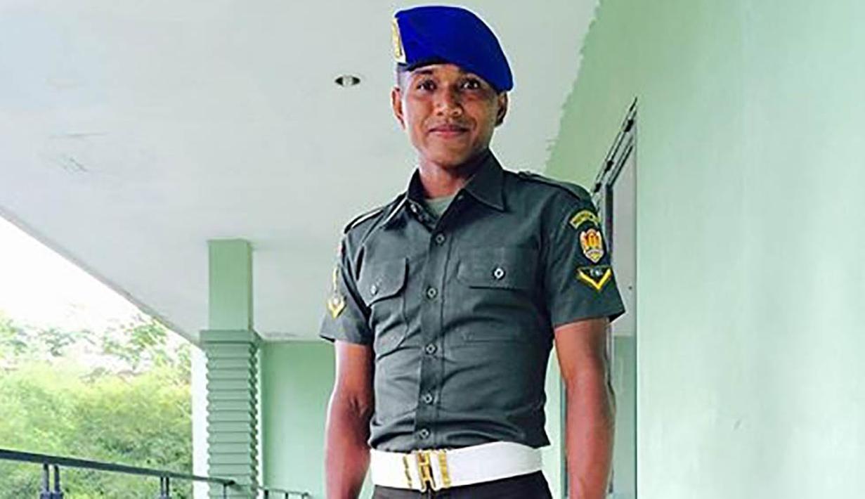 Pemain PS TNI, Abduh Lestaluhu, berpose menggunakan baret biru. (Instagram)