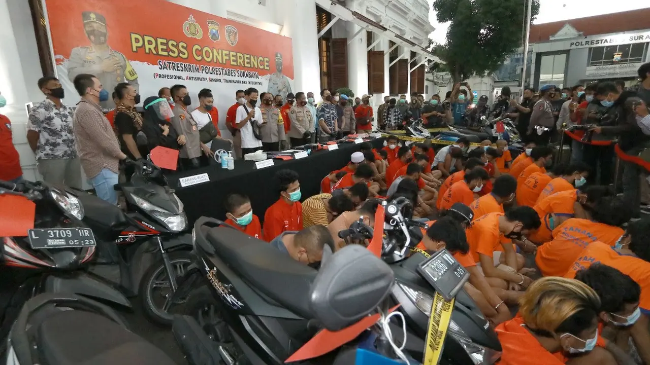 Polrestabes Surabaya saat gelar perkara kasus kejahatan pada Januari dan Februari. (Dian Kurniawan/Liputan6.com)