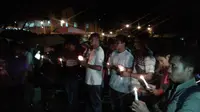 olidaritas Kemanusiaan Orang Untuk Perdagangan Orang menggelar aksi seribu lilin dan doa bersama di depan rumah jabatan Gubernur NTT. (Liputan6.com/Ola Keda)