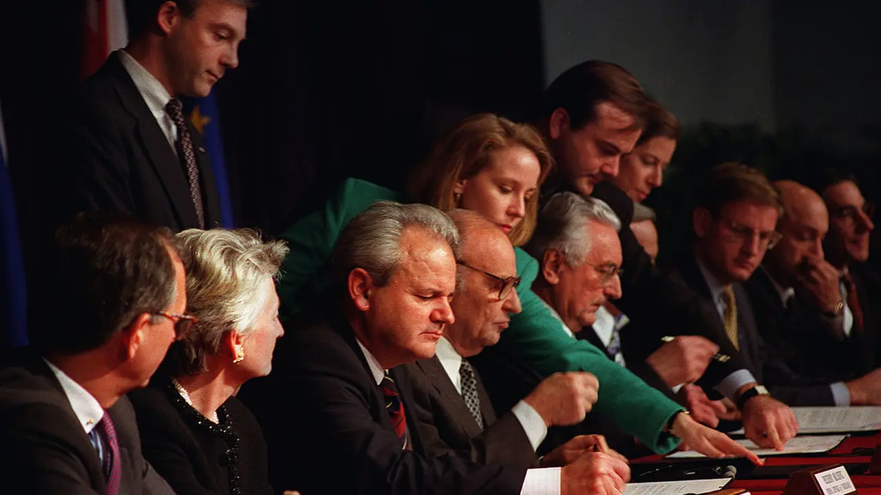 Eks Presiden Yugoslavia, Slobodan Milosevic menandatangani Perjanjian Dayton