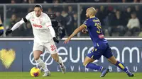 Gelandang Juventus, Adrien Rabiot, berusaha melewati pemain Hellas Verona pada laga Serie A di Stadion Marc'Antonio Bentegodi, Sabtu (8/2/2020). Juventus kalah 1-2 dari Hellas Verona. (AP/Paola Garbuio)