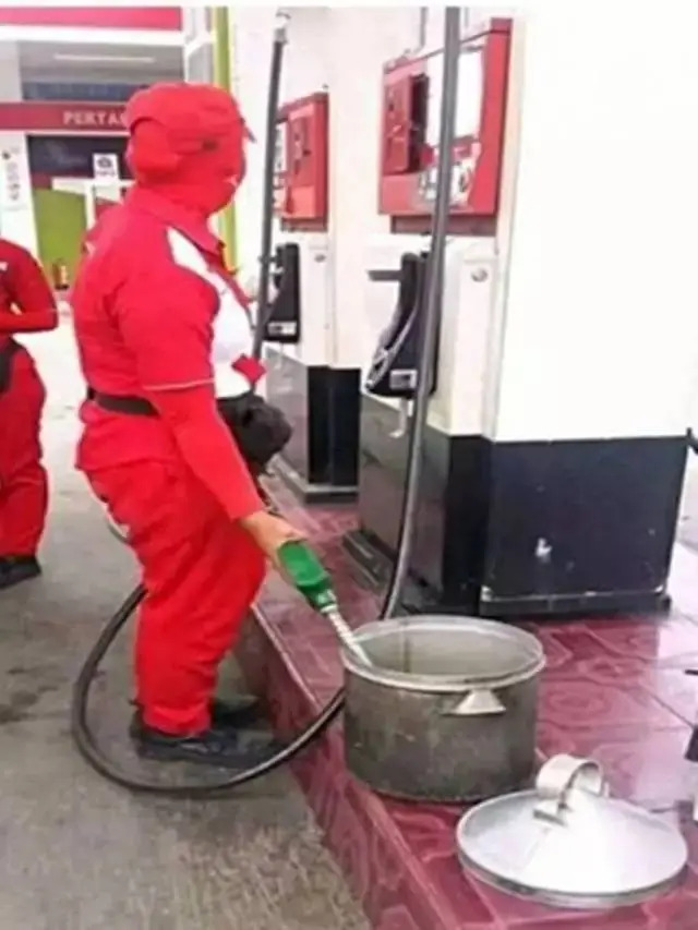 Sudah Dilarang, Ini 7 Potret Orang Beli Bensin Pakai Wadah Nyeleneh Ini Kocak