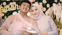 Potret Denny Caknan dan Bella Bonita gelar syukuran untuk putrinya, Cundamani. [Foto: Instagram/denny_caknan]