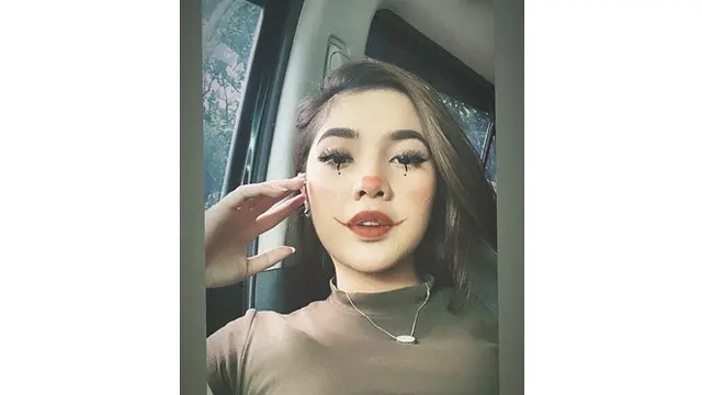 Biasa Tampil Natural, Ini 6 Potret Raya Kitty 'Anak Langit' dengan Makeup Tebal