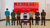 Gubernur Riau Syamsuar membacakan deklarasi larangan mudik lebaran di Riau. (Liputan6.com/M Syukur)