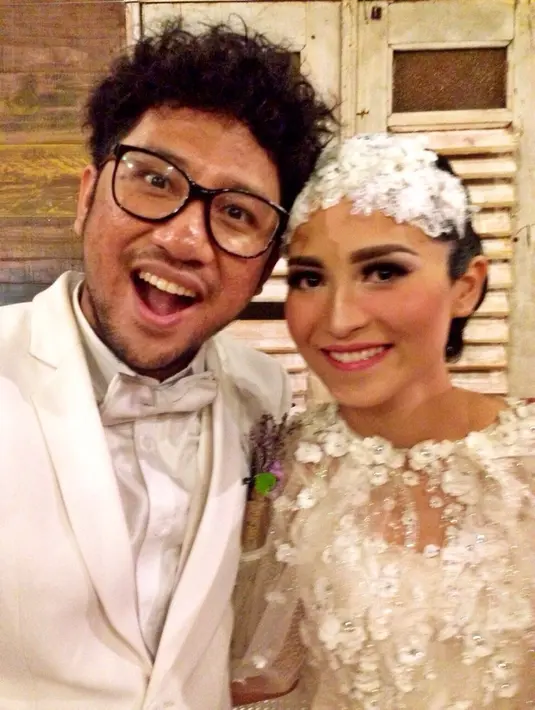 Kunto Aji senyum sumringah saat melakukan selfie dengan wanita cantik yang telah resmi menjadi istrinya tersebut. Penyanyi asal Yogyakarta ini melepas masa lajangnya di usia 28 tahun. (Dio Maulana Putra/Bintang.com)