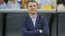 Senyum pelatih Dynamo Kiev, Serhiy Rebrov saat menyaksikan laga timnya melawan Napoli pada grup B Liga Champions di Olympiyskiy stadium, Kiev, (14/9/2016) dini hari WIB. (AP/Efrem Lukatsky)