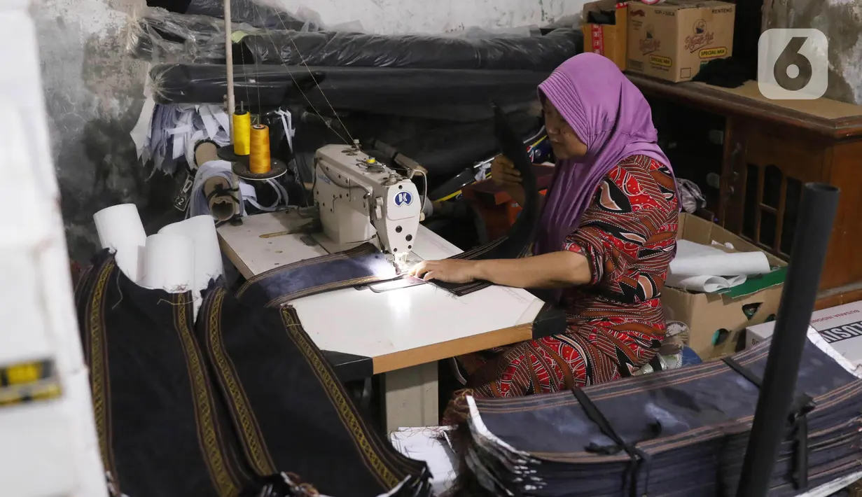 Pengrajin songkok (peci) sedang mengerjakan pesanan berbagai jenis peci di  Pasar Kemis, Kabupaten Tangerang, Banten, Minggu (18/4/2021). Peci tersebut dijual mulai dari Rp 1 juta/kodi tergantung motif dan bahan. (Liputan6.com/Angga Yuniar)