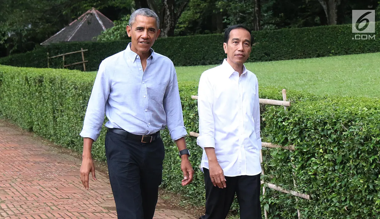 Presiden Joko Widodo bersama Presiden AS ke-44, Barack Obama berkeliling Kebun Raya Bogor menuju Grand Garden di Bogor, Jumat (29/6). Jokowi mengajak Obama berkeliling Kebun Raya untuk berbincang santai di Grand Garden. (liputan6.com/Angga Yuniar)