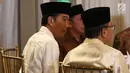 Presiden Joko Widodo (Jokowi) menghadiri acara buka puasa bersama di rumah dinas Ketua DPR Setya Novanto, Jakarta, Senin (5/6). Buka puasa bersama tersebut untuk menjalin silahturahmi antara lembaga legislatif dan eksekutif. (Liputan6.com/Angga Yuniar)