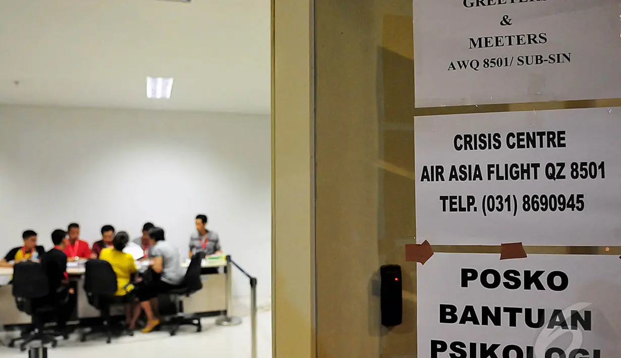 Suasana posko Crisis Centre AirAsia di Terminal 2 Bandara Internasional Juanda, Surabaya, Minggu (28/12/2014). (Liputan6.com/Johan Tallo)