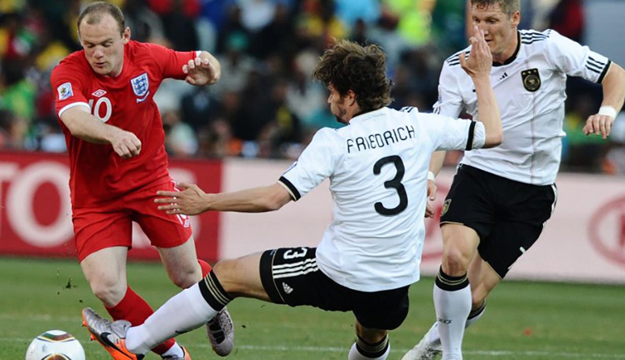 Wayne Rooney menghindari tekel pemain Jerman, Arne Friedrich pada laga Piala Dunia di Stadion Free State, Afrika Selatan, Minggu (27/6/2010). (AFP Photo/ Jewel Samad) 