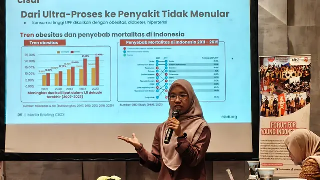Nida Adzilah Auliani, Project Lead for Food Policy CISDI, memaparkan urgensi penerapan label depan kemasan untuk minuman manis dalam kemasan (MBDK) pada Media Briefing CISDI, di Hotel Akmani, Jakarta (14/5)/2025). (Dokumentasi: CISDI)