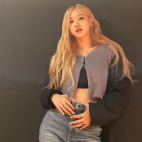 Pelantun On The Ground ini juga beberapa kali memperlihatkan gaya penampilan casualnya dalam mirror selfie di akun Instagram. Menggunakan sweater biru putih, Rose pun memilih menggunakan celana jeans dengan warna senada casing ponselnya. (Liputan6.com/IG/@roses_are_rosie)