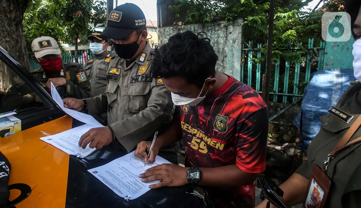 Petugas mendata warga yang terkena Razia Protokol Kesehatan di kawasan Kebayoran Lama, Jakarta, Selasa (19/10/2021). Razia PPKM Level 3 kerap dilakukan demi memutus rantai penyebaran covid 19, dengan sanksi denda Rp 100.000 dan sanksi sosial seperti menyapu jalan. (Liputan6.com/Johan Tallo)