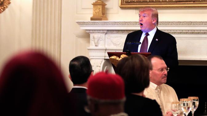 Presiden AS, Donald Trump memberikan sambutan saat acara buka puasa bersama di Ruang Makan Negara di Gedung Putih, Senin (13/5/2019). Sebagaimana diketahui, acara iftar bersama memang secara teratur digelar di Gedung Putih sejak pemerintahan Bill Clinton. (AP/Manuel Balce Ceneta)