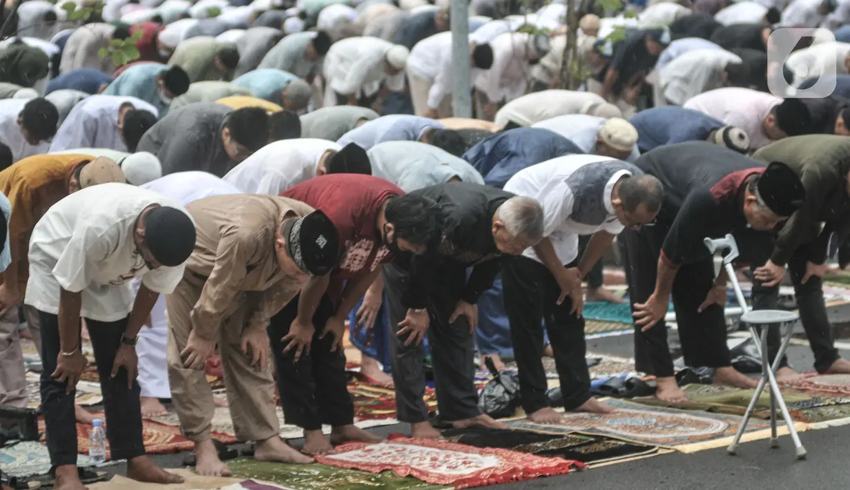 Jemaah Muhammadiyah saat menunaikan Salat Idul Fitri 1444 H di halaman Jakarta International Equestrian Park, Pulomas, Jakarta Timur, Jumat (21/4/2023). (merdeka.com/Iqbal S Nugroho)