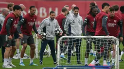 Senyum pelatih Arsenal, Mikel Arteta (tengah) pada sesi latihan jelang leg kedua semifinal Liga Champions melawan Atletico Madrid di Emirates Stadium, London, Rabu (6/5/2026) dini hari WIB. (AFP/Glyn Kirk)