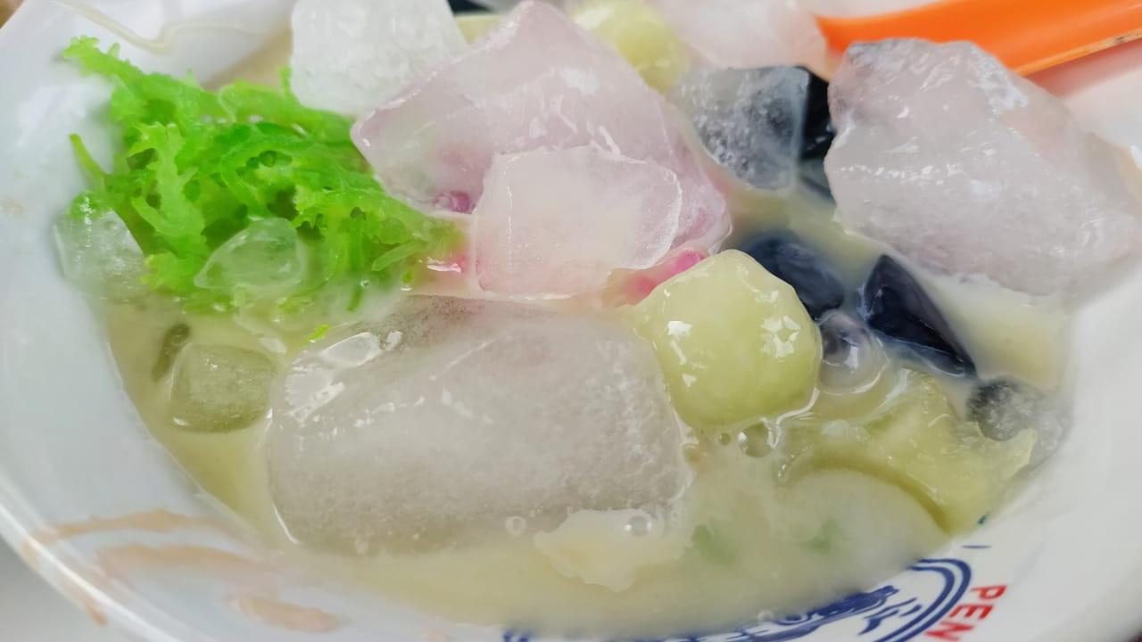 Sajian akar rumput, plus potongan buah melon, semangka, agar laut, pacar cina, plus campuran sari buah dengan toping susu kental manis sebagai pelengkap, menjadikan menu es campur rumput laut nikmat saat berbuka. (Liputan6.com/Jayadi Supriadin)